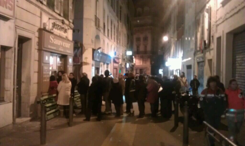 File d'attente devant la pizzeria Sauveur, de nuit