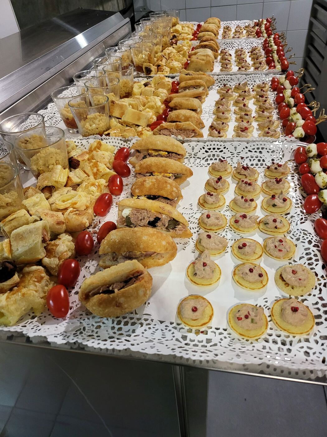 Buffet de mini sandwichs et canapés